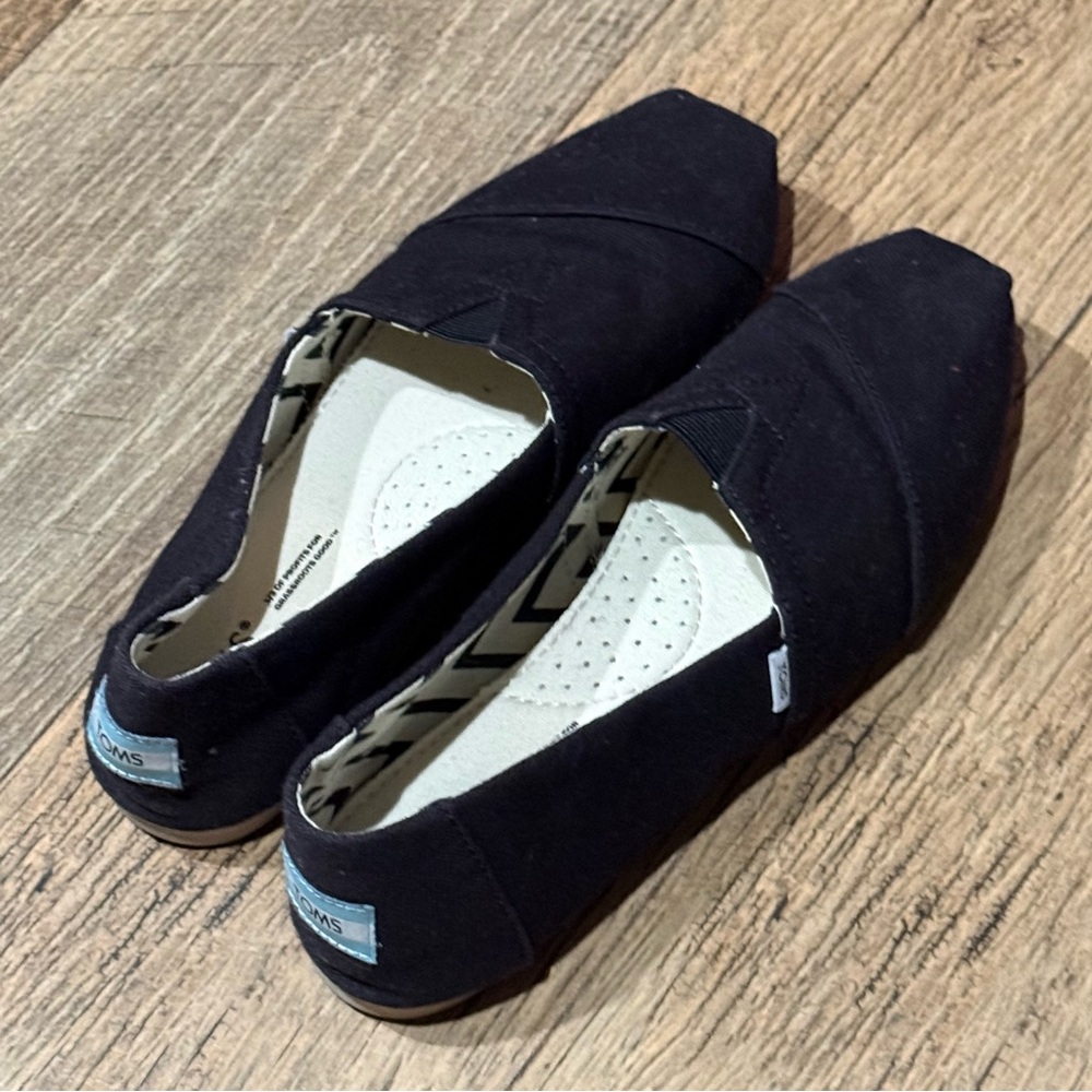TOMS Women's Black Slip-On Shoes size 6.5